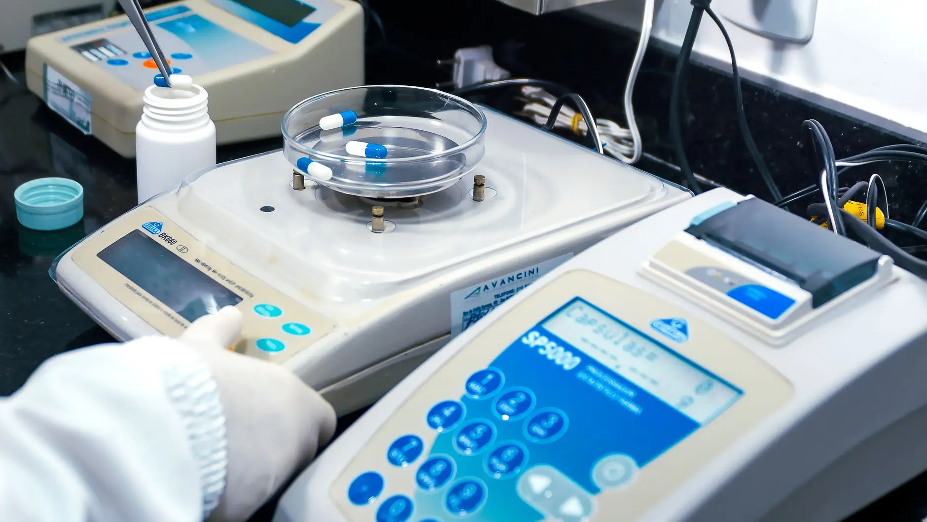 广州皮具加工厂选型指南：鹏高皮具箱包定制流程与品质控制要点