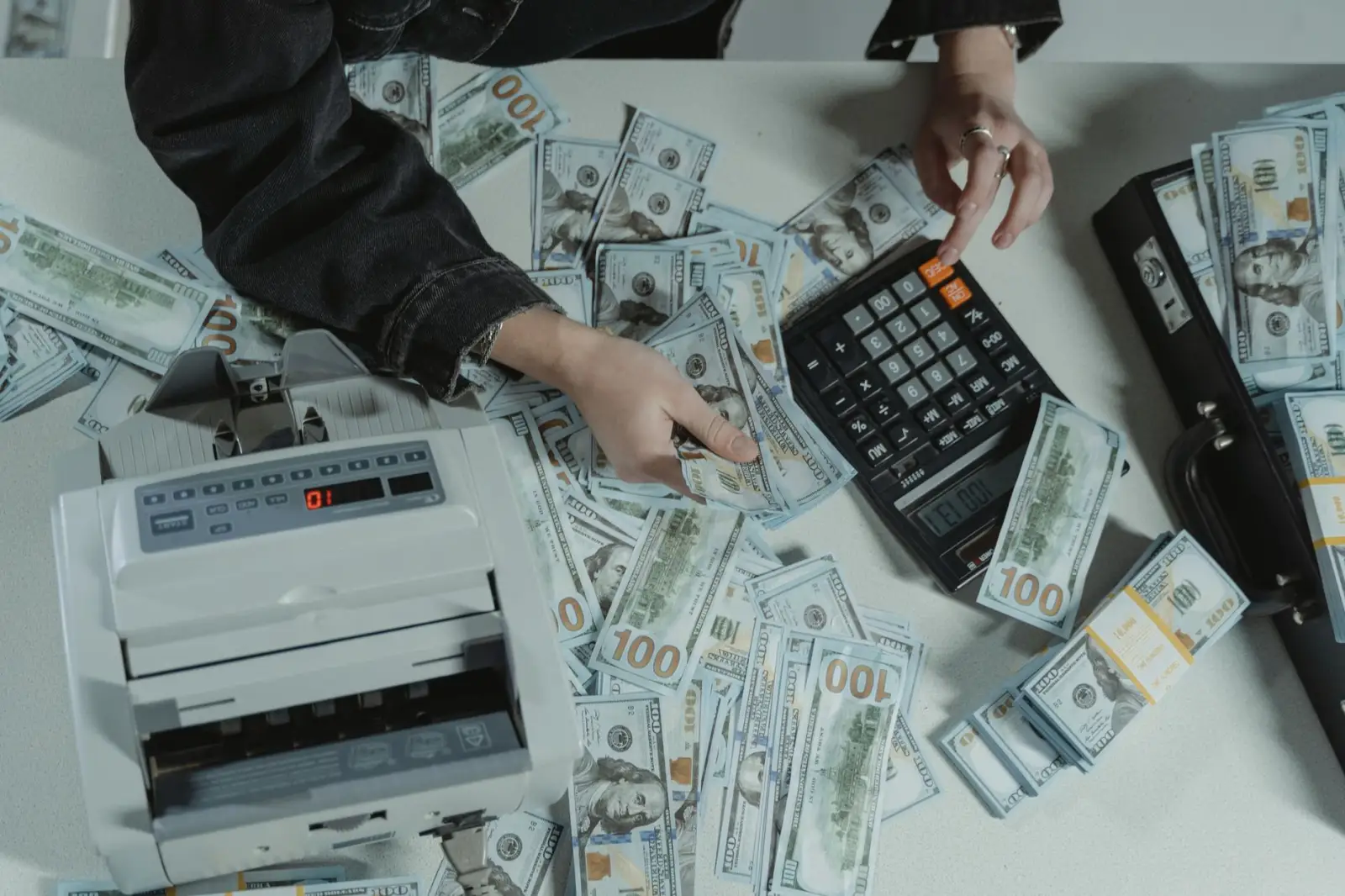 皮具贸易中箱包品质管控的关键指标与检测方法