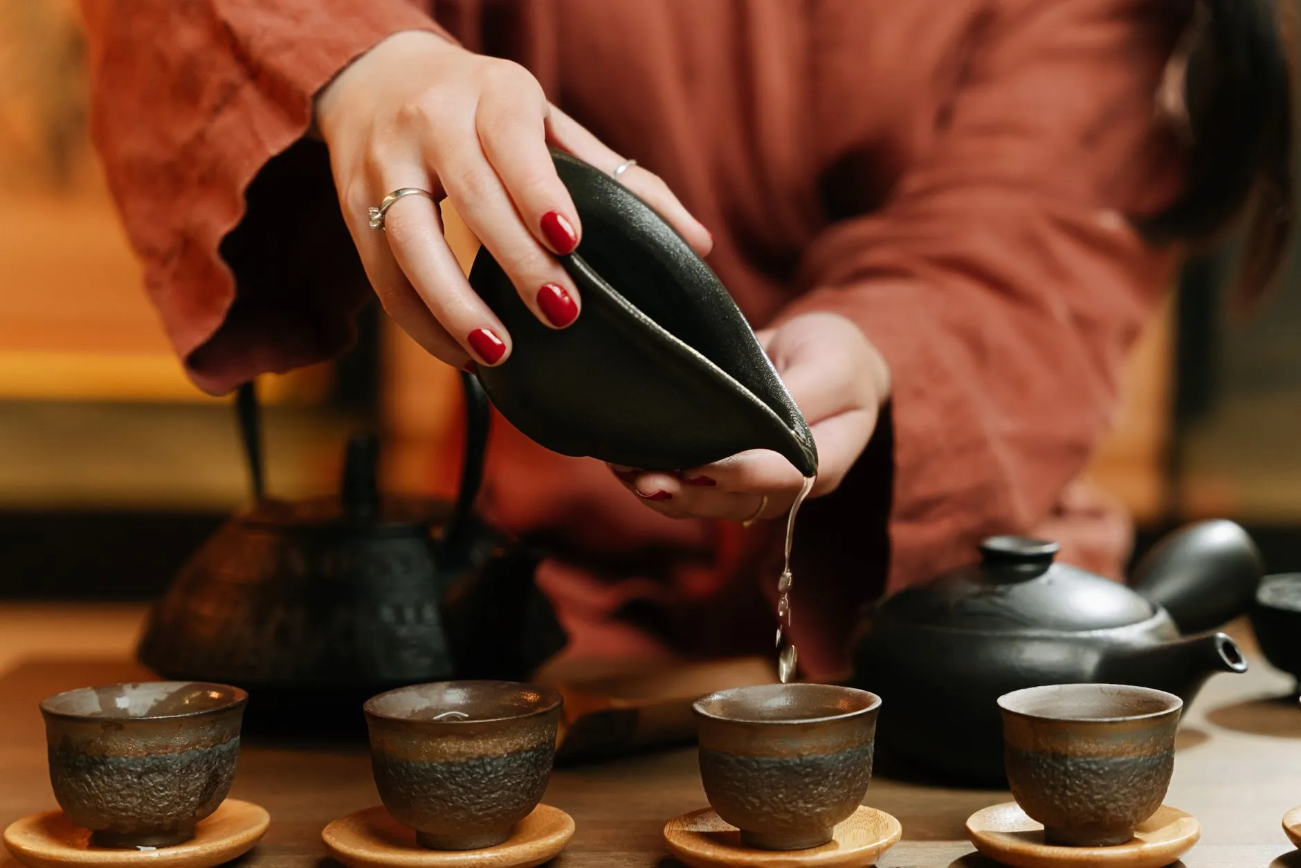 广州皮具厂定制箱包流程详解:从打版到质检全流程解析