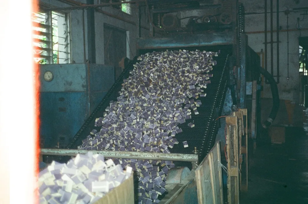 鹏高皮具原料对比：头层牛皮与超纤皮在箱包制造中的性能差异