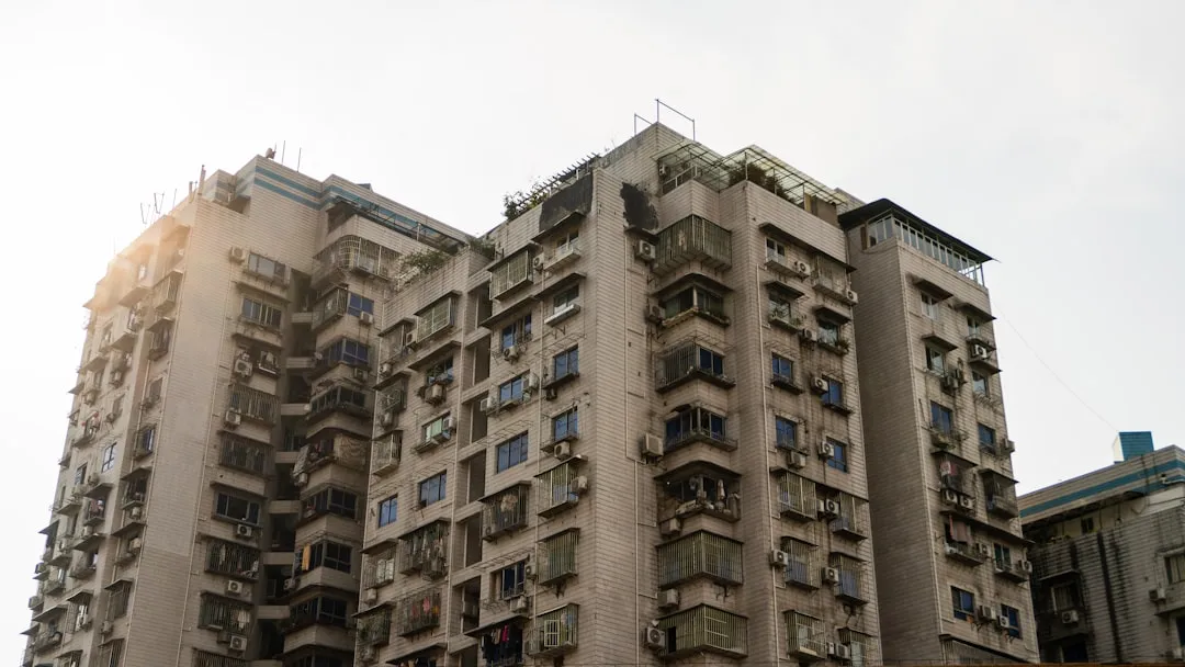 广州皮具代工厂如何平衡手工工艺与量产效率