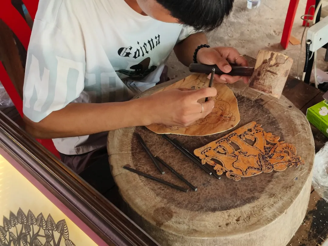 广州皮具加工厂如何通过工艺升级提升箱包耐用度与时尚感
