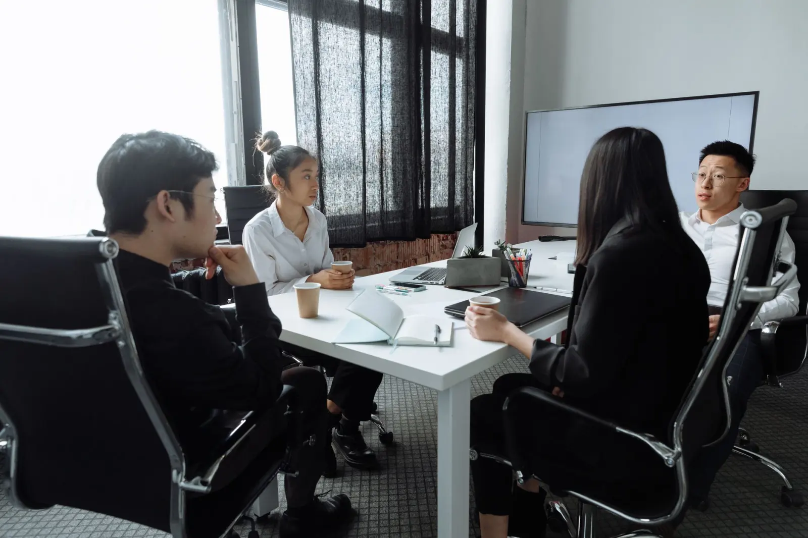 高端箱包皮具贸易中真皮与超纤材料性能对比及选型建议